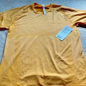 NWT Mens Large Lululemon Metal Vent tech short sleeve